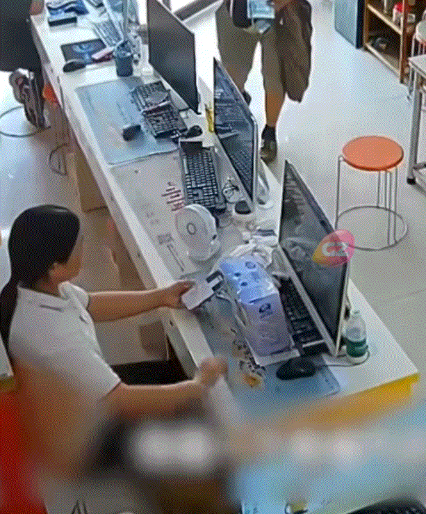 湖南常德，一男子拿着收款码进到一家店铺乞讨，这店员见男子既是中壮年又四肢健全，便