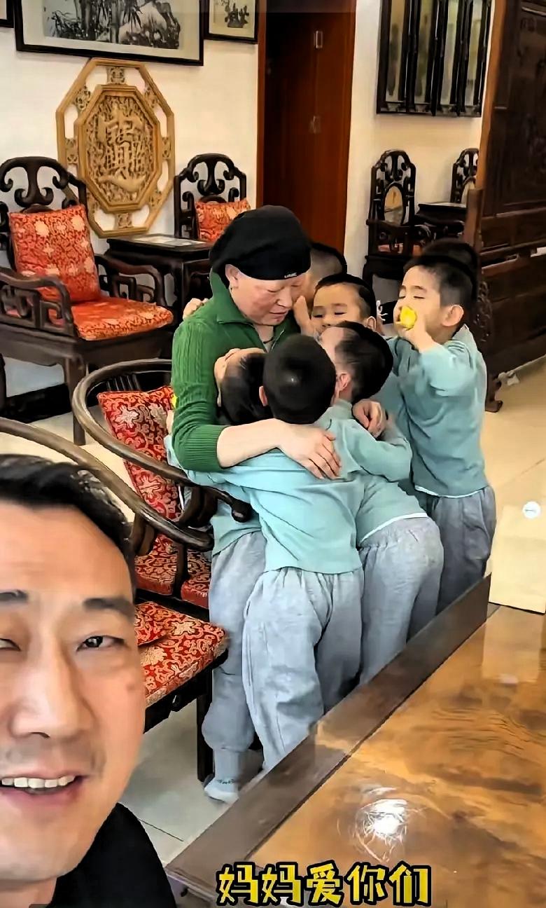 今天第一次看见七胞胎妈妈，一直特别好奇，到底是怎样的妈妈，能扛下孕育七个孩子的奇