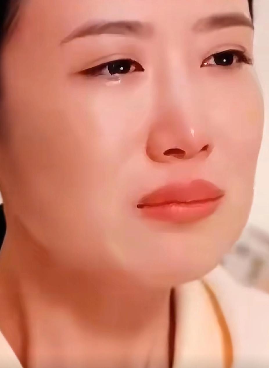 夜色中，休假的军人丈夫兴冲冲推开了家门，妻子却让丈夫身穿军装站到阳台上去，妻子的