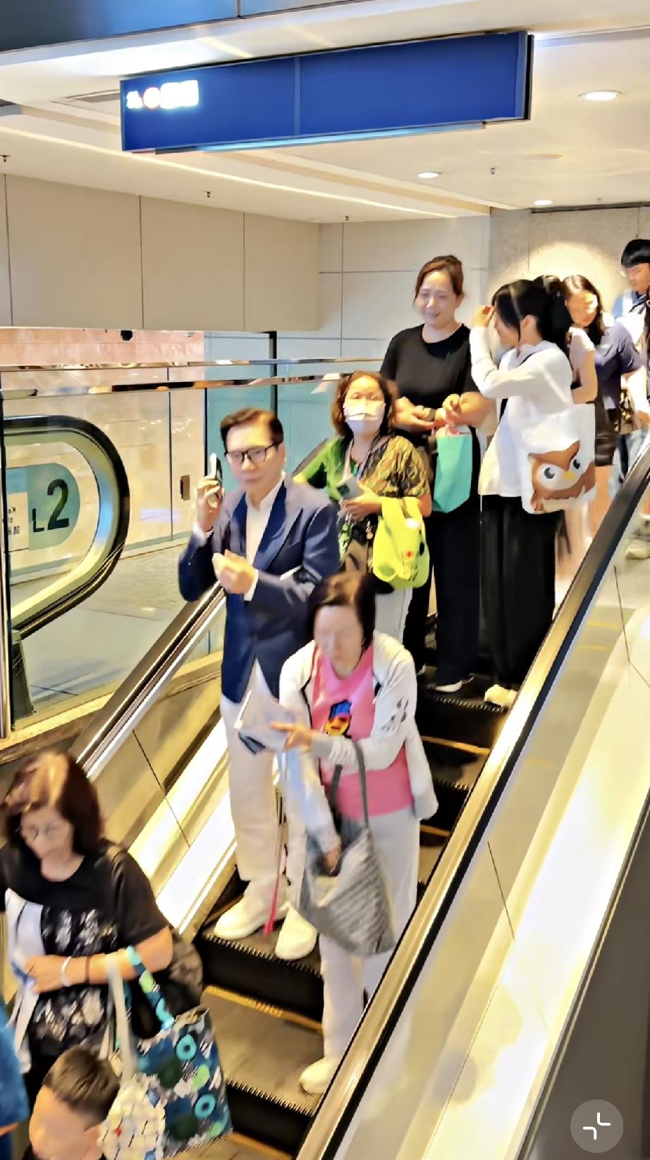 7月18日，向华强独自在香港街头走路被偶遇，78岁的他身材保持苗条打扮精致，走路