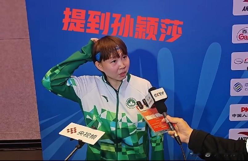 朱雨玲1-4不敌孙颖莎无缘决赛，没想到赛后采访这样评价莎莎！不愧是学霸情商真高！