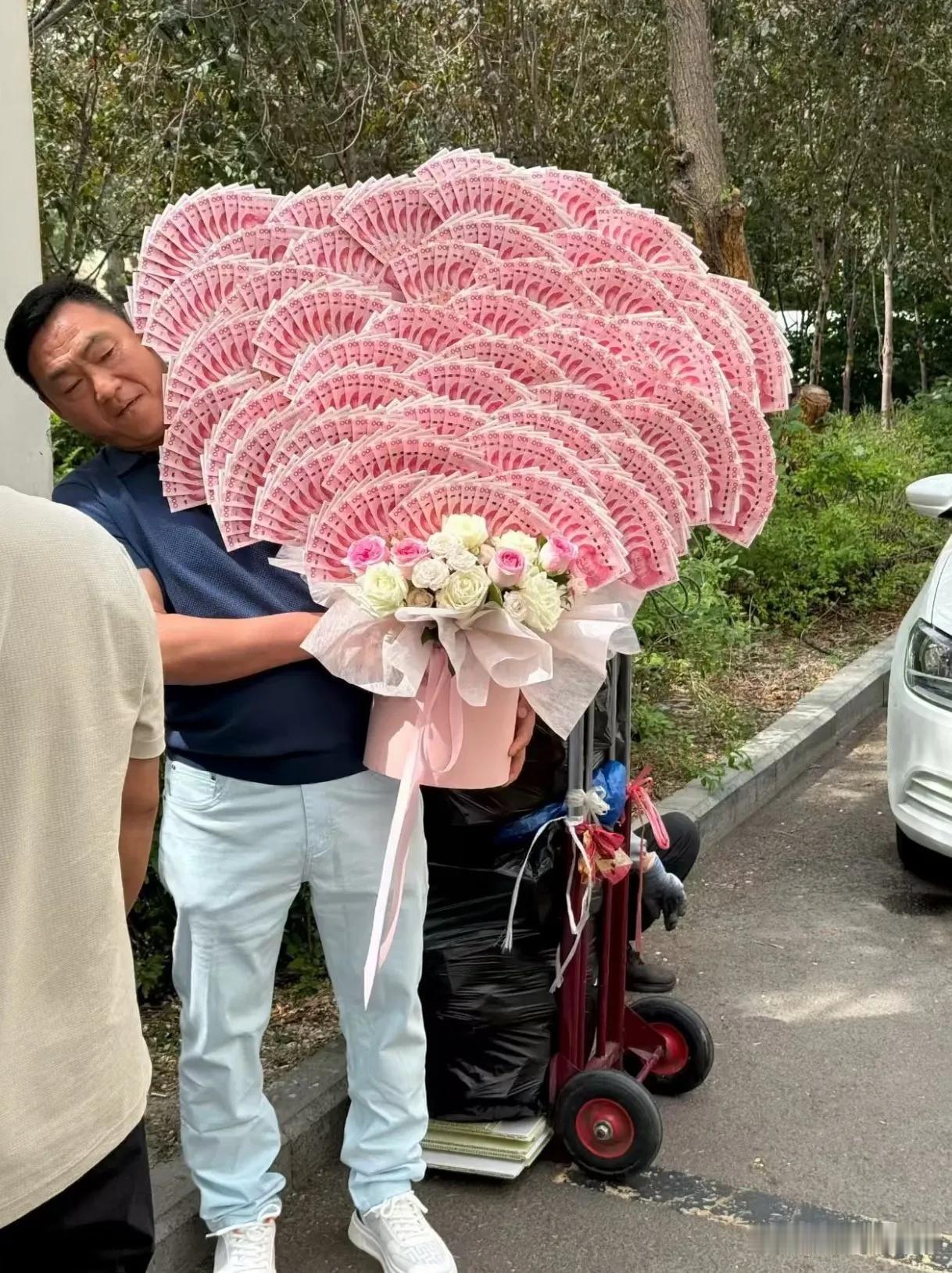 这家得多有钱呀。孩子刚考完，成绩还没出呢，直接把奖金捧出来了。是真心为孩子祝