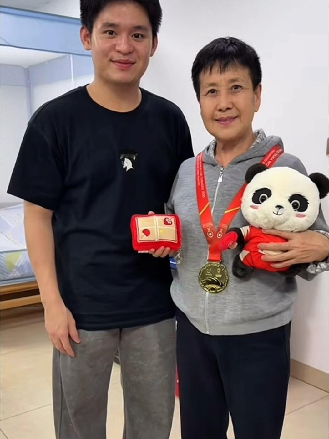 林诗栋又去看自己的启蒙老师了，海南的独苗，打出来很不容易，小石头棒！自己的荣誉