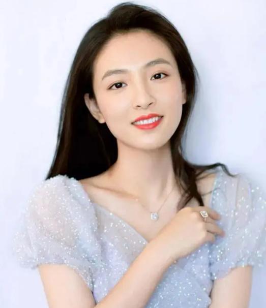 主持人好奇追问吴倩：“你和张雨剑结婚公开不到11个月，怎么就离了？”吴倩