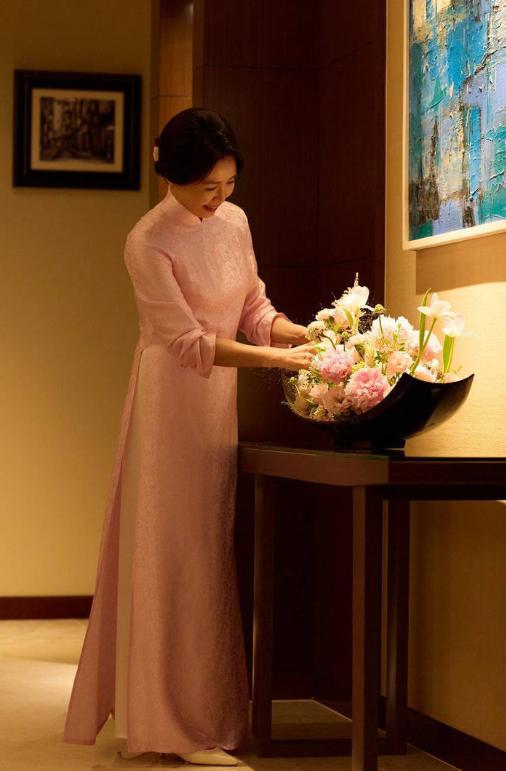 韩国第一夫人金惠景穿粉色奥黛，太惊艳了吧！近日她陪同李在明访问越南，4月22日出