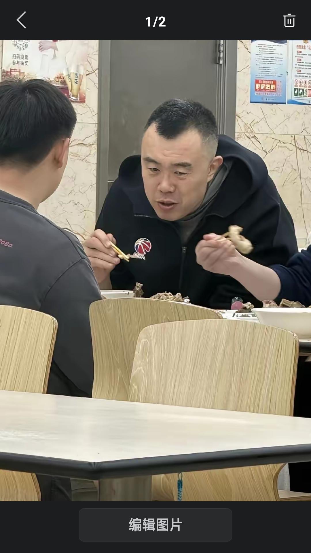 【近日有球迷在沈阳某餐馆偶遇退役多日的前辽篮队长韩德君，大韩与朋友一起在店里聚餐