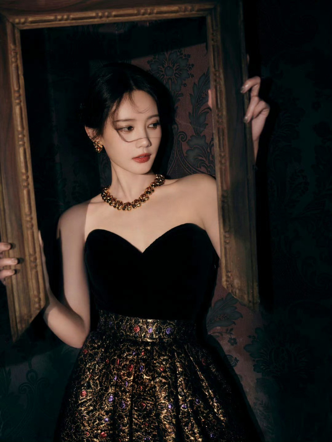 李一桐穿了40年前的古董礼服李一桐你是从画里走出来的嘛！怎么这么美！​​​