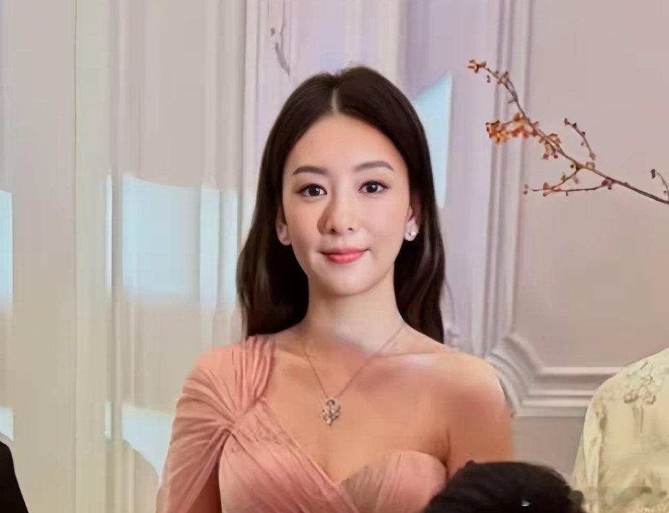 奚梦瑶澳门答谢宴，没想到方媛也来了，和大家预想中的完全不一样，这一次她全程都非常