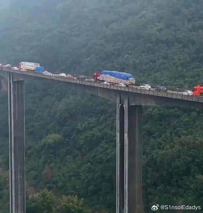 桥上风景虽好，却让人心惊胆战。司机驾驶稳健如常，乘客也泰然自若，唯有路过的行人被