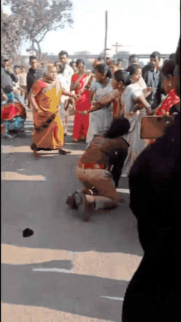 印度女警察被打的满脸是血：大妈围住了一起动手，现场极为紧张！27日，印度切蒂斯格