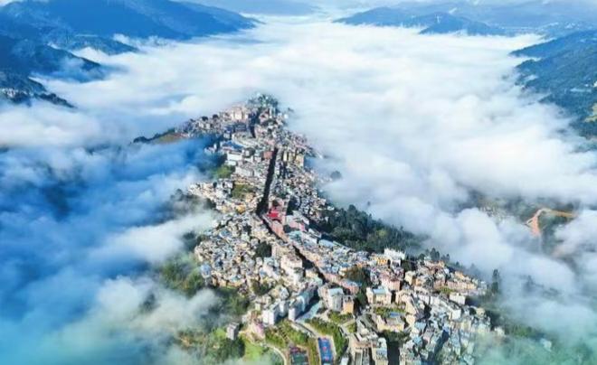 云南有两座名副其实的“一线”城市，一座位于山顶一座位于峡谷。位于山顶的县叫绿春县