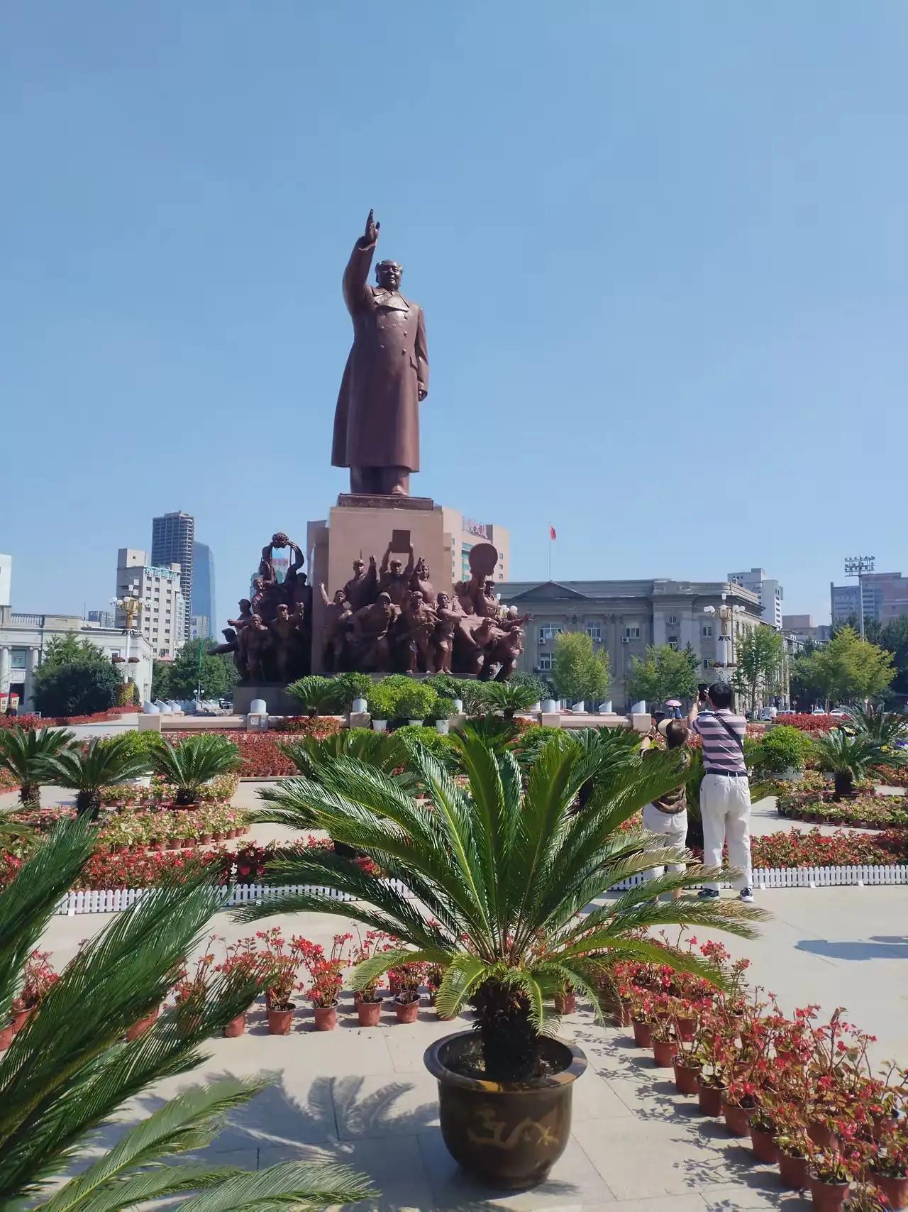 沈阳红旗广场的毛主席塑像，就像是领航的灯塔屹立在沈阳市区！这座毛主席塑像有人