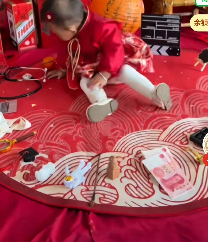 宝宝抓周仪式上，妈妈拍下搞笑一幕，宝宝上前抓听诊器，妈妈赶紧阻止，把听诊器拿走