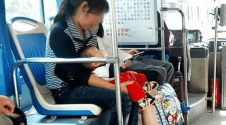 宝宝忍不住在公车上便便了, 奶奶的行为让大家都闭上嘴巴了