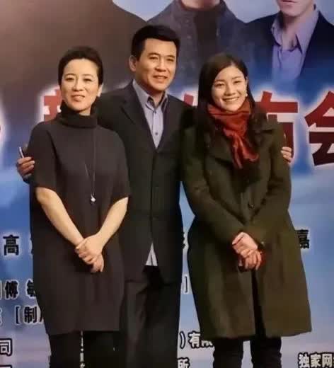 画面的中央站着演员孙淳，他左右两边的女演员气质非凡、美丽动人，她们究竟是谁呢？