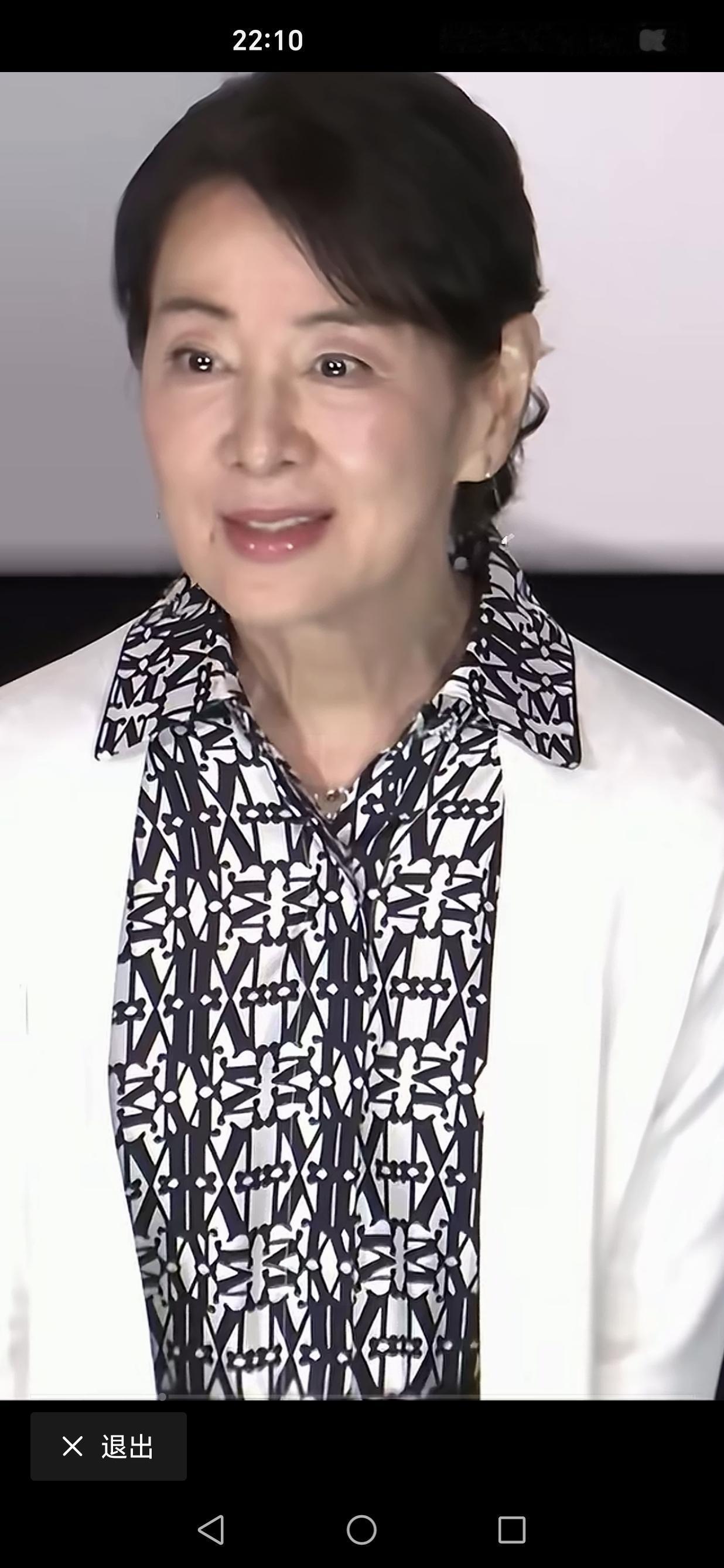 80岁日本女星吉永小百合，自然老去🈚️添加。面容放松，身材苗条，姿态从容。