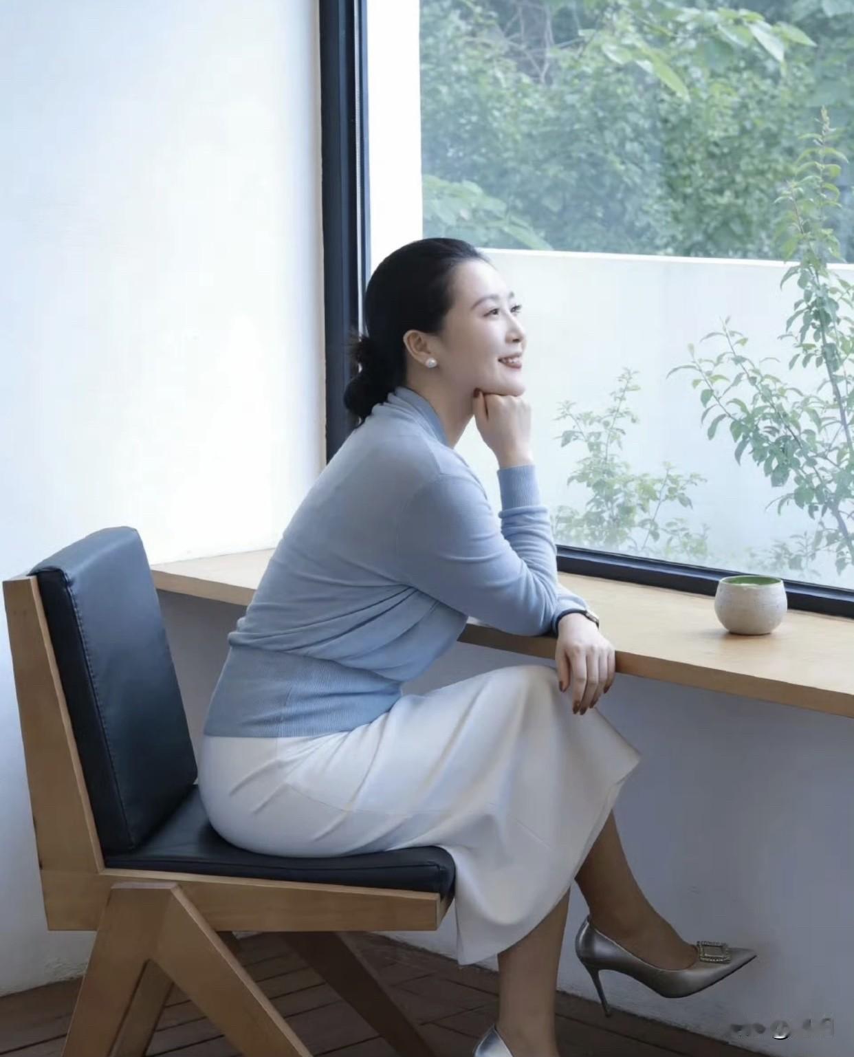 五十岁女人能穿细跟高跟鞋吗若有特殊场合必须穿细跟高跟鞋，可携带备用平底鞋。