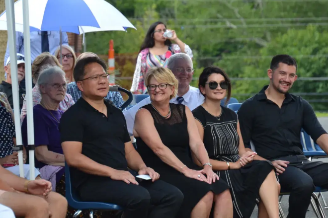 英伟达老板黄仁勋这两年火得不行但有人注意到一个有意思的事：黄仁勋是地地道道的华