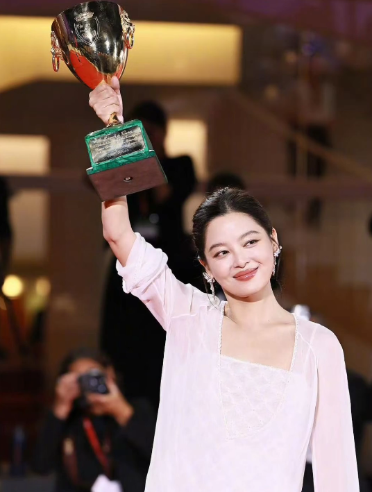辛芷蕾获得威尼斯国际电影节“影后”，再次证明了一件事：演员要想提升演技，演话剧绝