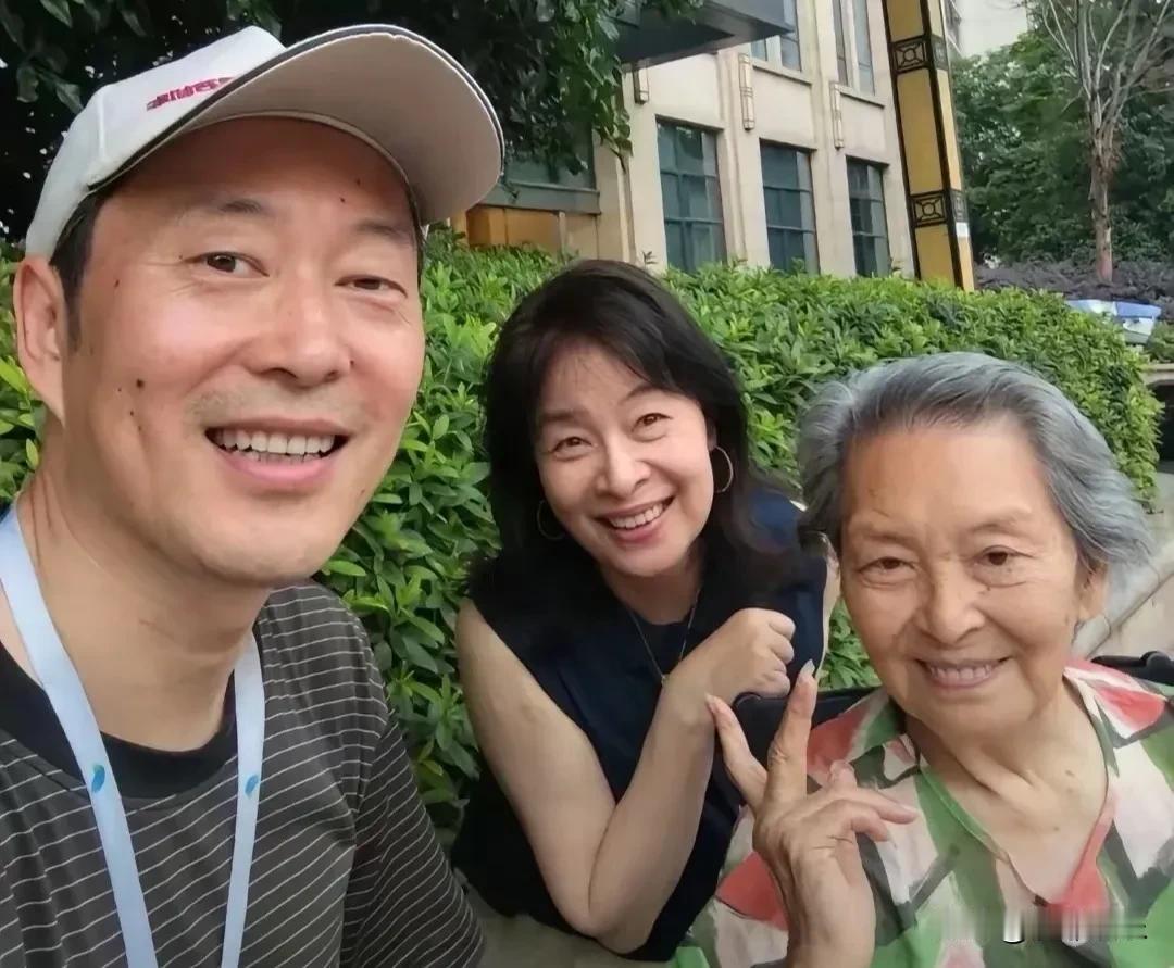 94岁"王夫人"周贤珍住养老院，女儿远嫁日本回国探亲，母子三人合照太暖了