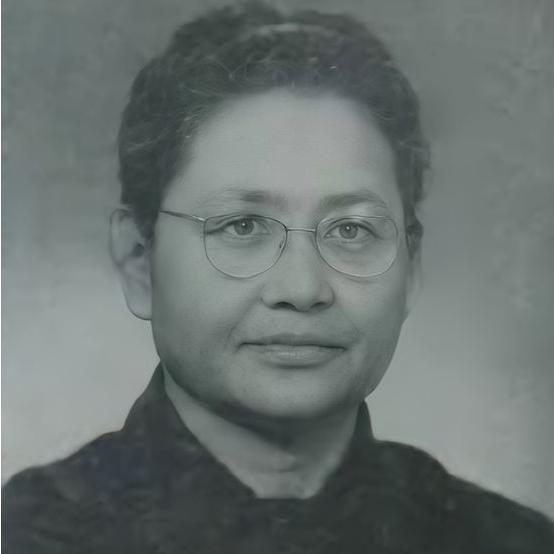 1949年，76岁的军阀李德全强娶了19岁的逃难女学生周秀英。新婚夜，李德全刚扯