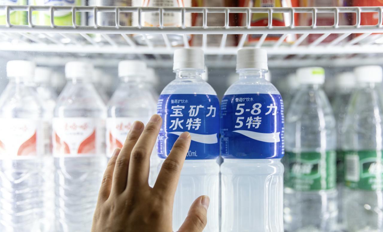 “我月薪3万，却连5块钱的矿泉水都舍不得买”最近，一个帖子火了。一位在北京