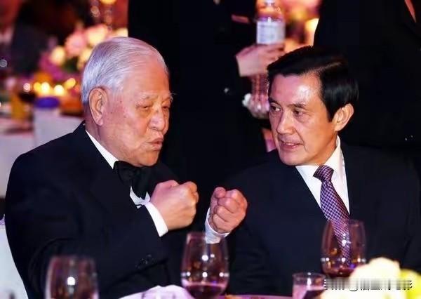 马英九的“不统、不独、不武”与他表示的坚持“九二共识”，两者本身就是自相矛盾的。