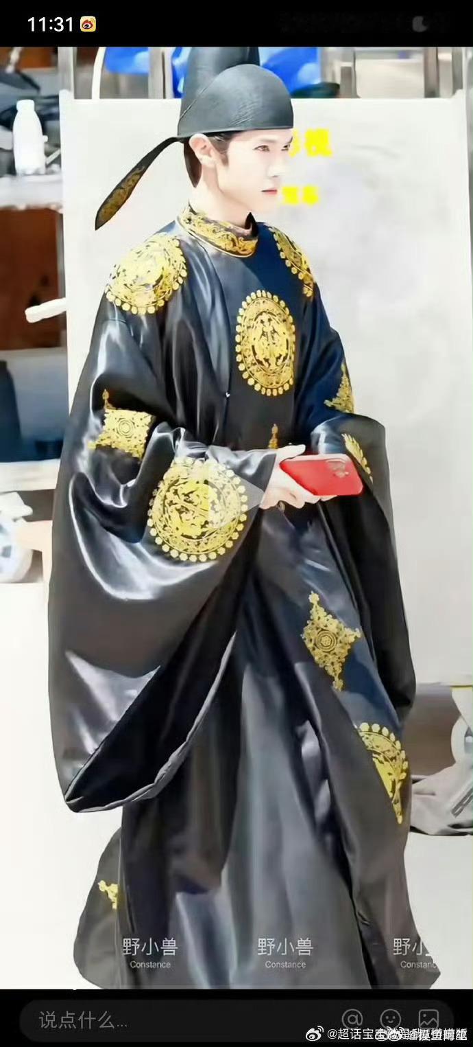 不提这个倒油的服装，陈哲远这两张路透光看脸还是帅的非常到位​​​