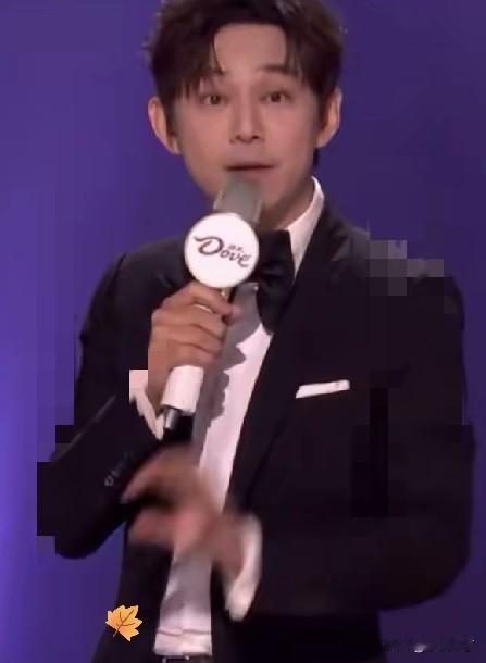 一觉醒来，估计全网都替何炅捏把汗，他可能自己都想不到，竟然还有自己救不了的场