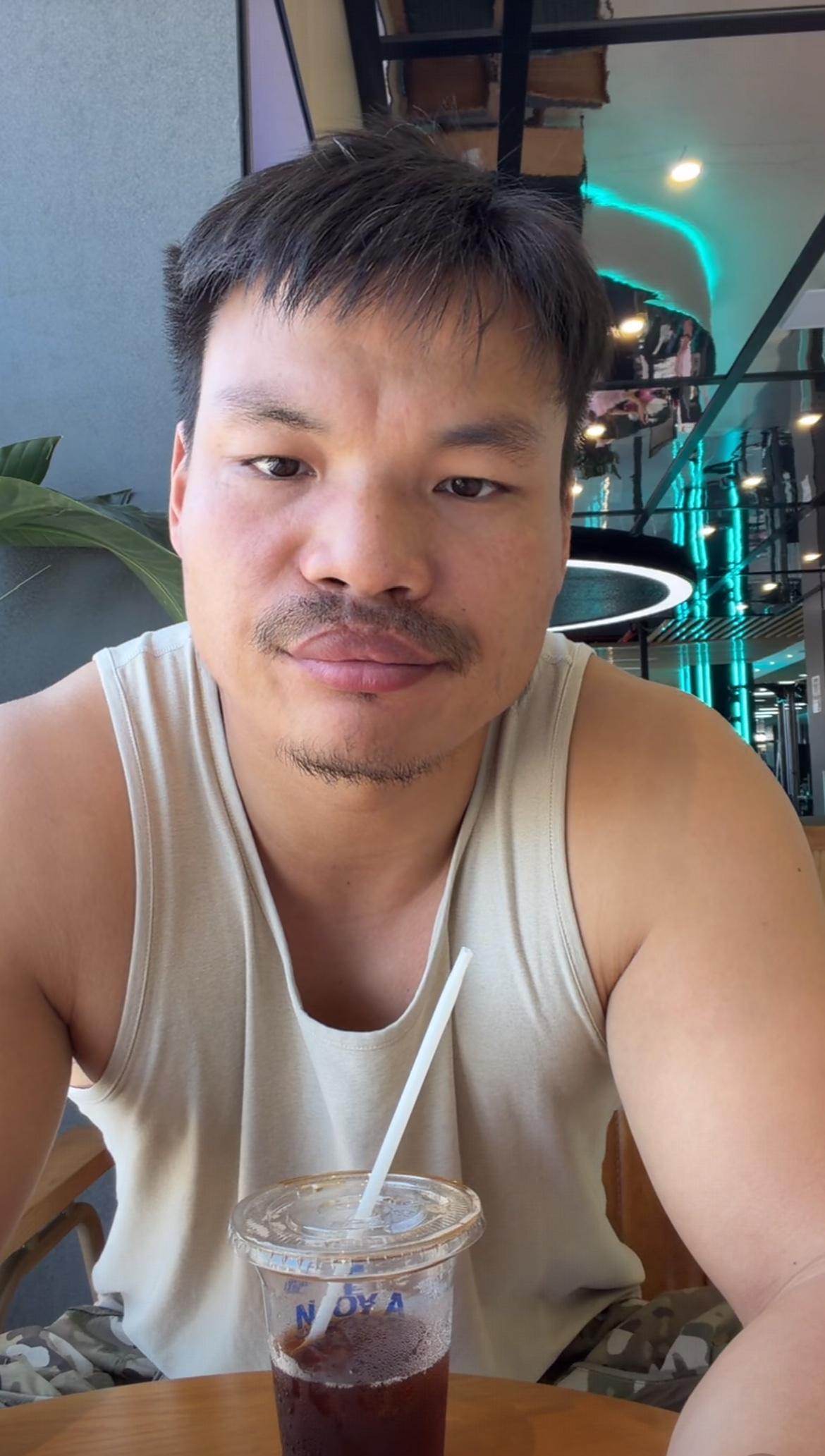 嘴哥直播谈小杨哥7月10日中午，嘴哥直播，有粉丝问：小杨哥快破产了没？嘴
