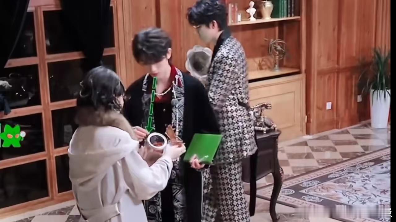 王玉雯安慰丁程鑫金靖王玉雯你们就宠丁程鑫吧开始推理吧谁懂啊，金靖一拿到零食就找