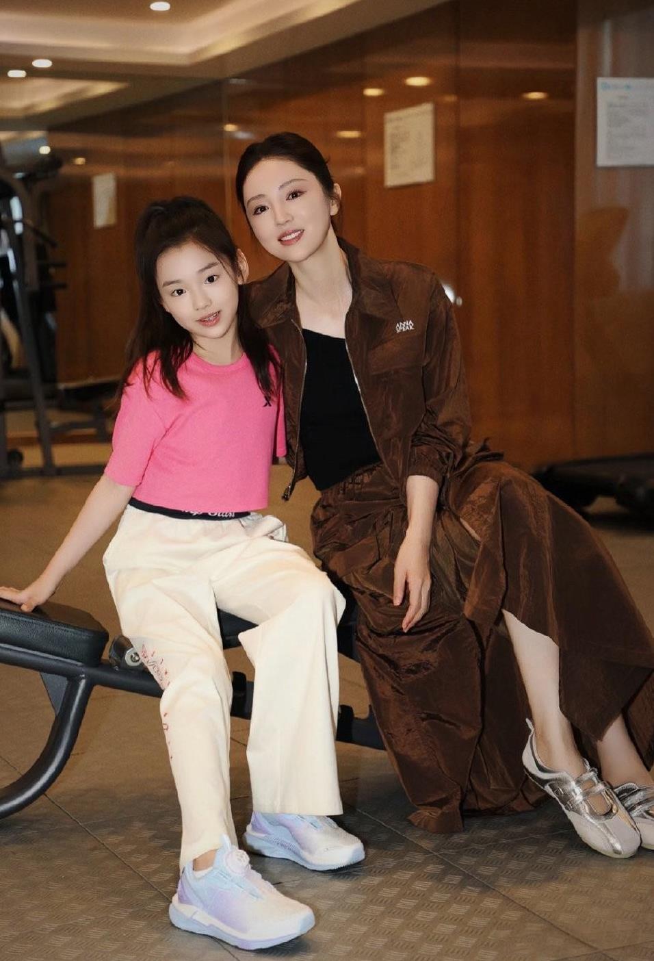 孙俪女儿英国参加比赛我忍了王铮亮女儿香港参加比赛我也忍了董璇女儿也去香港参加