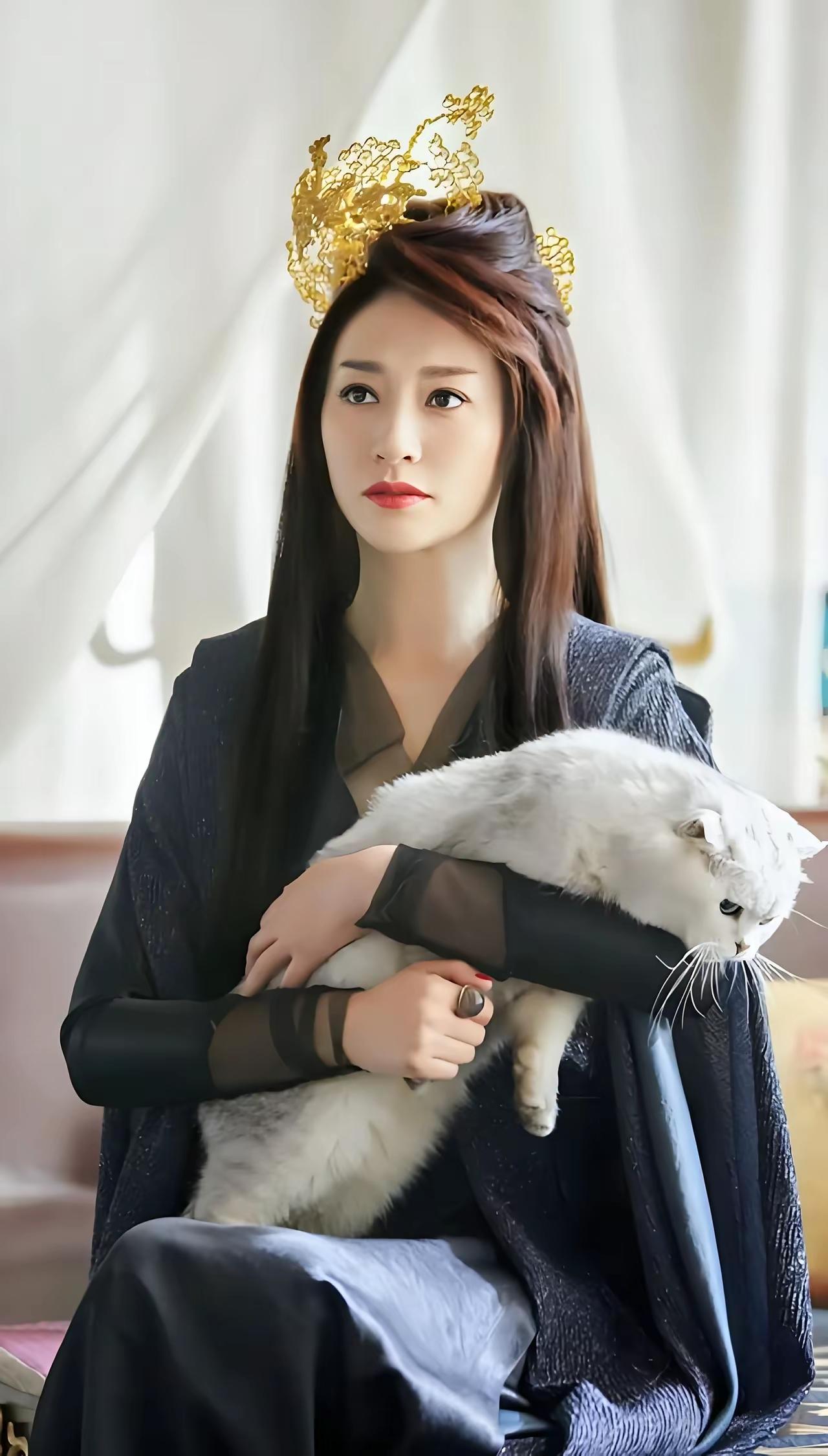 剧里面她演的可是李沁的妈可想而知主要是造型师的问题，我还是觉得她是剧中最好看