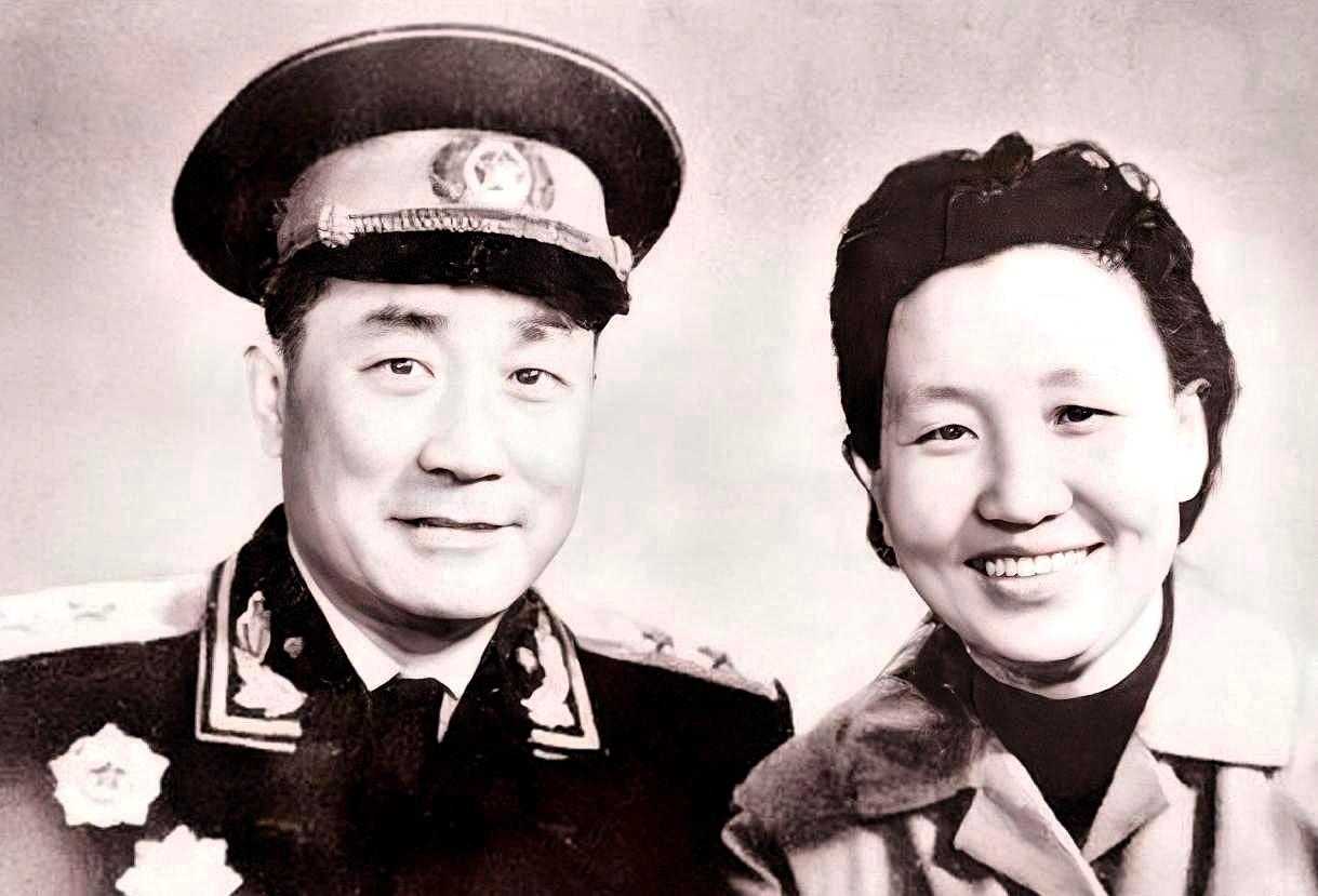 1944年，时任第九军分区政委的张国华出席老部下赵明启追悼会，初次见到其遗孀樊近