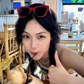 谁能想到，一句随口的“老顾客，多加泡菜”，竟炸出重庆最暖心的外卖老板！网友本以为