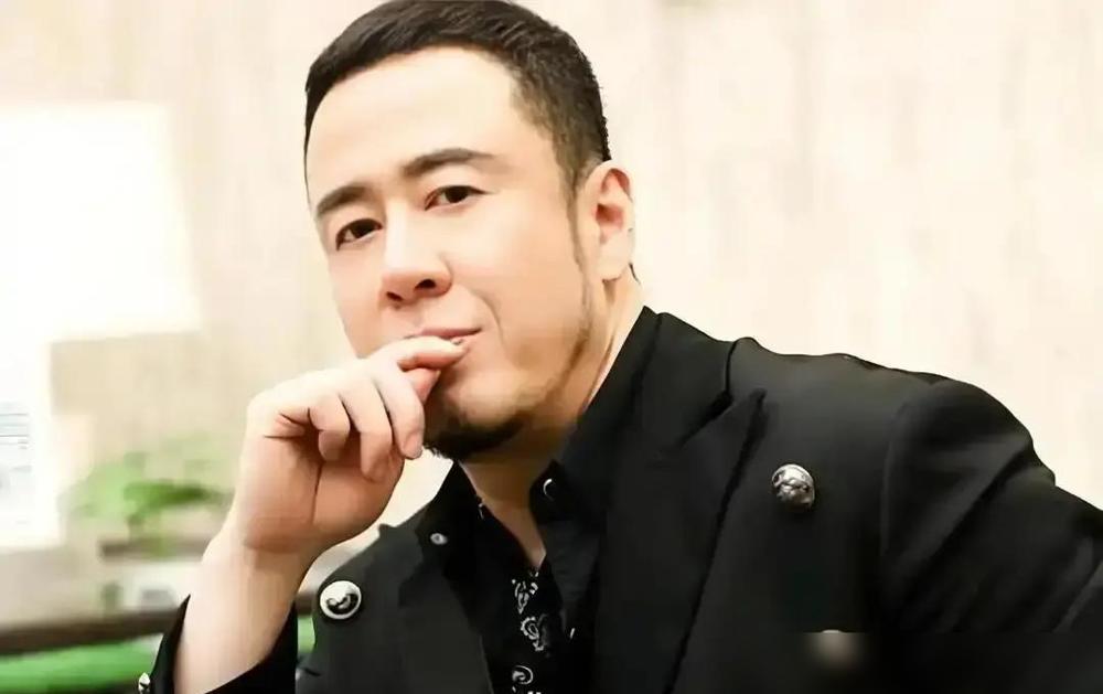 杨坤没骂观众，他骂醒了一个时代。成都演唱会现场，他对着台下说“不想看可以走”。