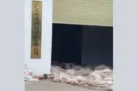 广东罗定这个肉联厂的事儿真是让人膈应。一家正儿八经有资质的食品公司，门口空地上居