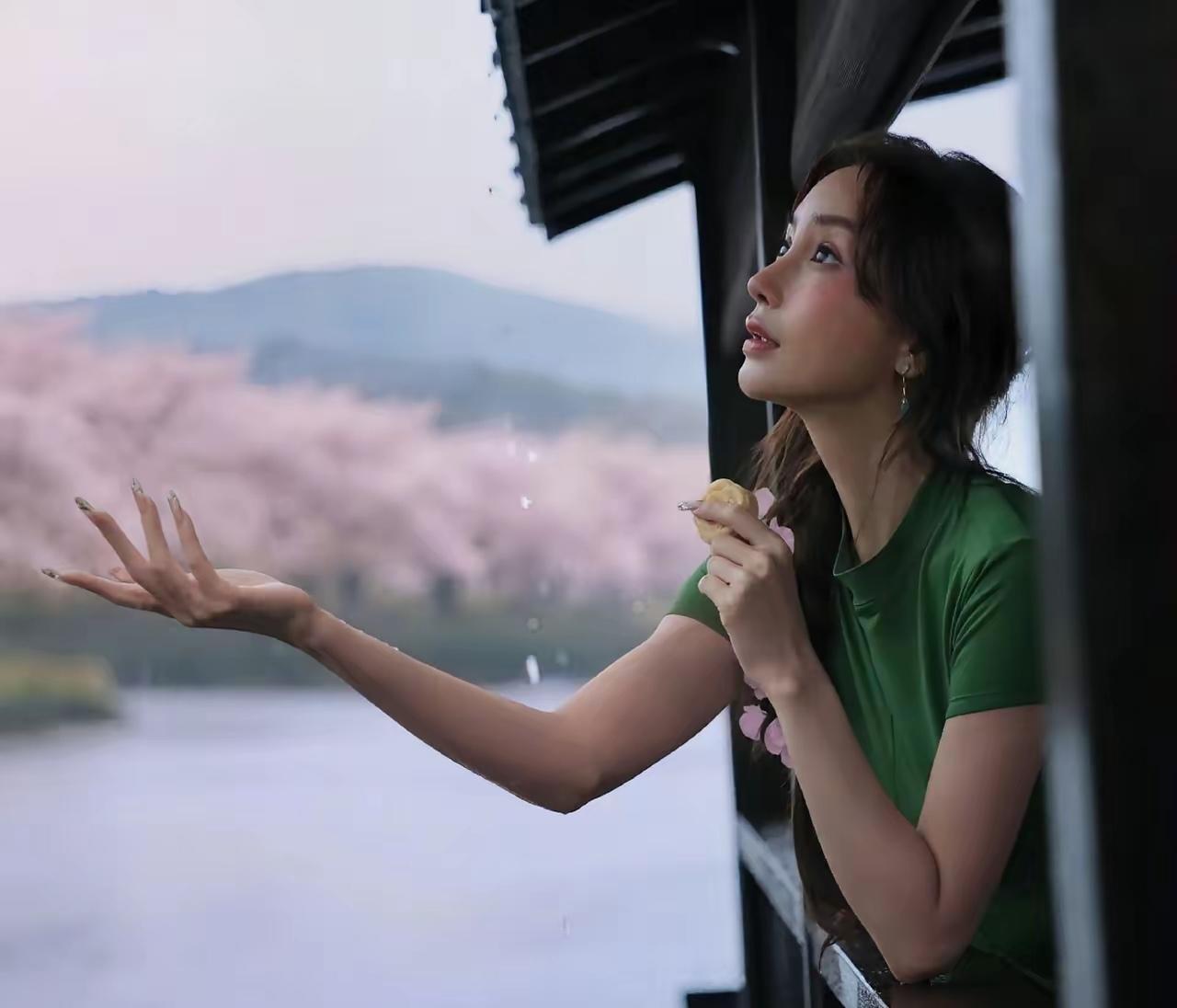 杨颖想要的，是赵丽颖的这种感觉吧？杨颖新片出炉，网友纷纷表示：颜值下滑严重。