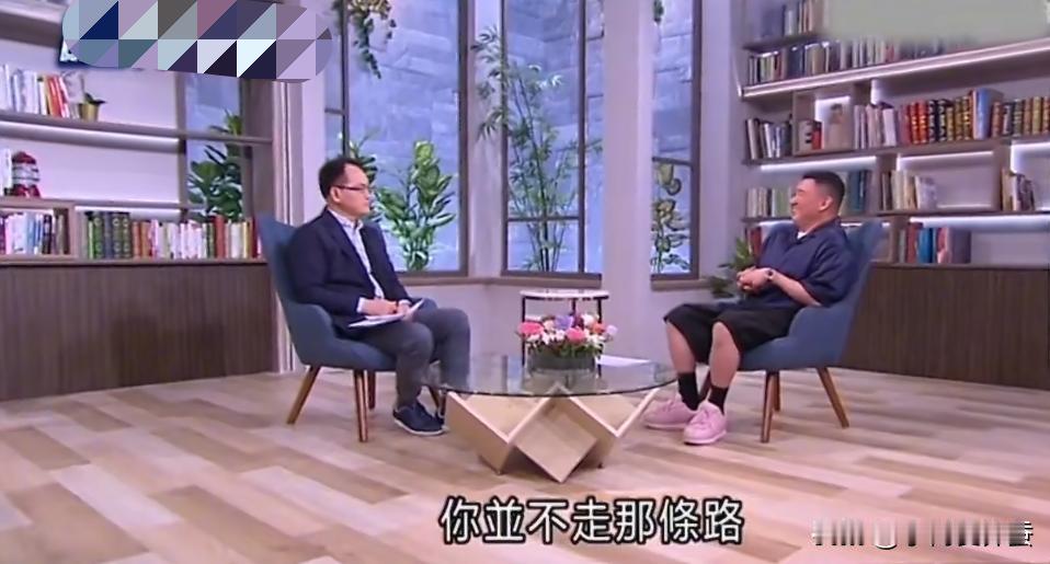 杜汶泽真是死鸭子嘴硬。岛内又有媒体问他，怎么看馆长在大陆的做法。他说尊重每种
