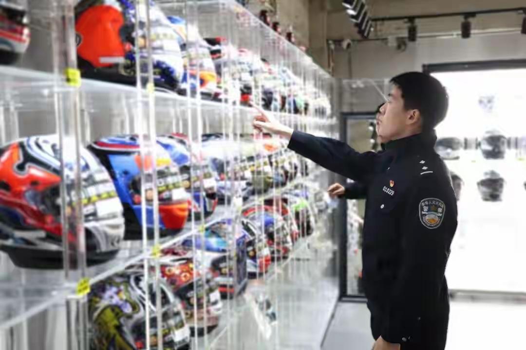 北京海关近日破获系列走私国际品牌摩托车头盔案，涉案货值8000万元，抓获11人，