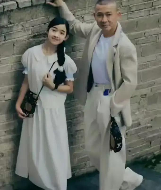 现在的内娱，简直成了“星二代”的就业保障局。前脚某老艺术家的外孙女硬挤进来