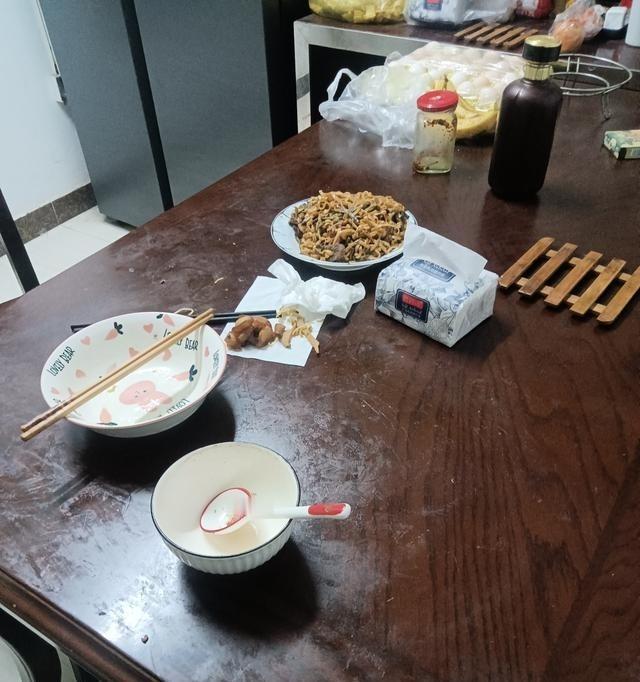 刷到个帖子，这哥们忙到晚上八点才回家，结果家里锅是空的，中午的碗还堆着没洗。他也