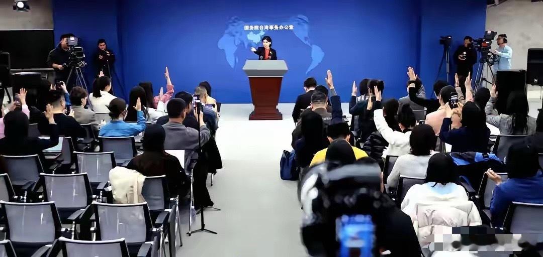 在国台办举行的例行新闻发布会上，屡次出现台湾记者提问时将台湾地区领导人称呼为“总