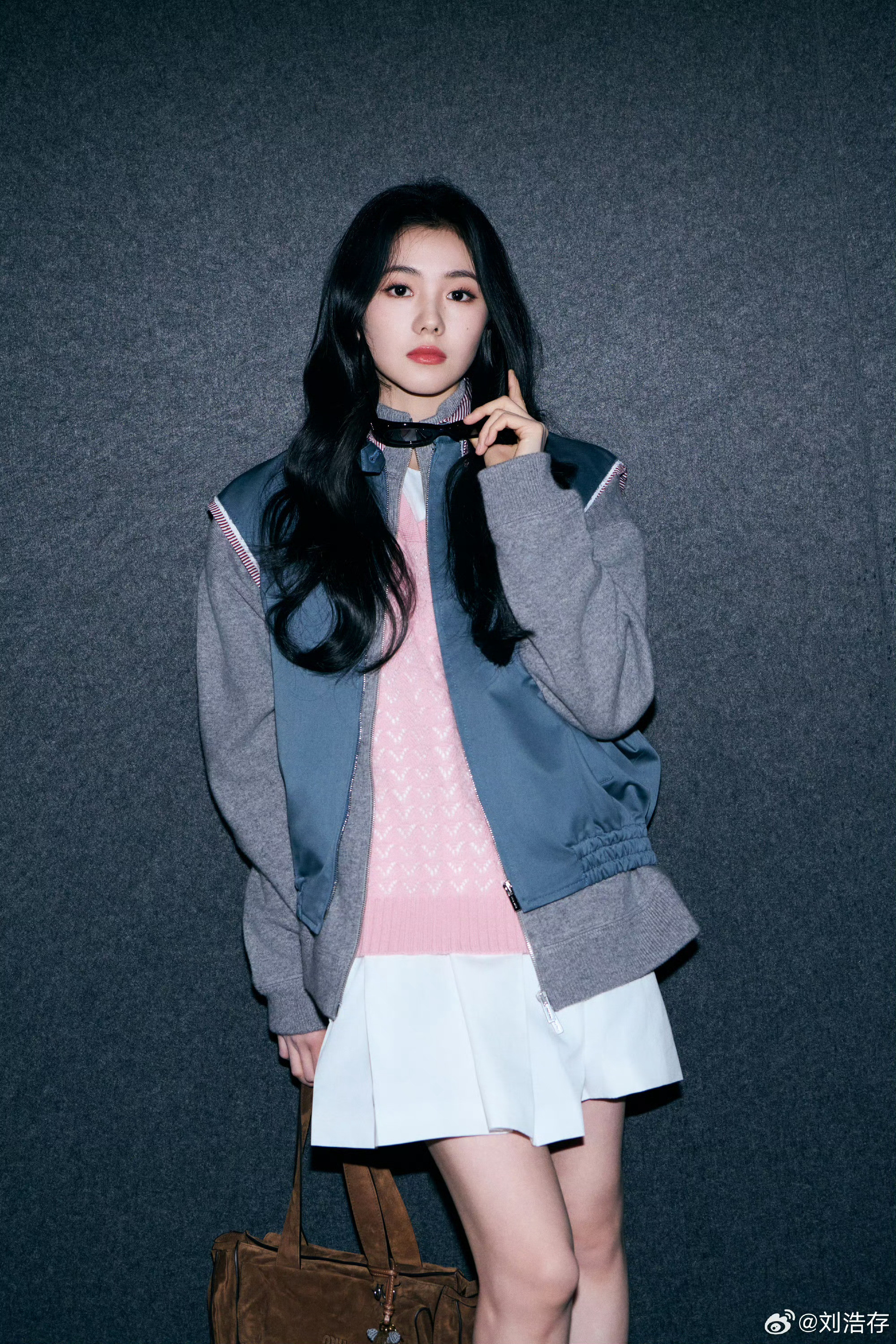 刘浩存甜酷大波浪刘浩存每一次出场都让人眼前一亮，甜酷大波浪造型简直A爆了