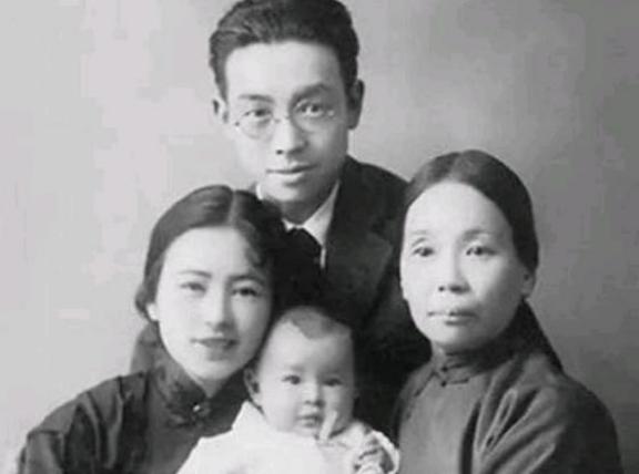 1903年，30岁梁启超和17岁王桂荃行房，两人大汗淋漓，次日梁启超却说：“我提