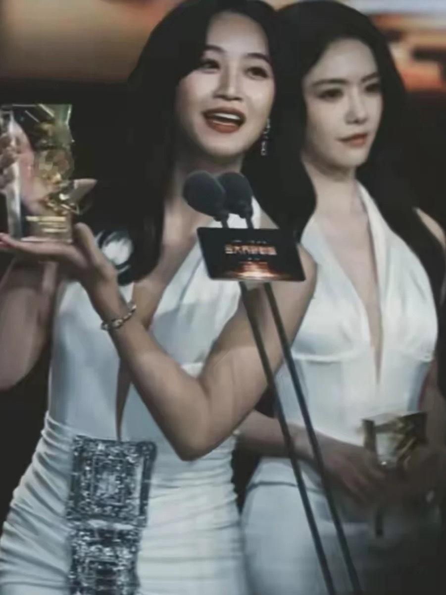 蓝盈莹蔡文静撞衫内娱体面天花板内娱活人！蓝盈莹这波撞衫回应，情商直接焊死在天花板