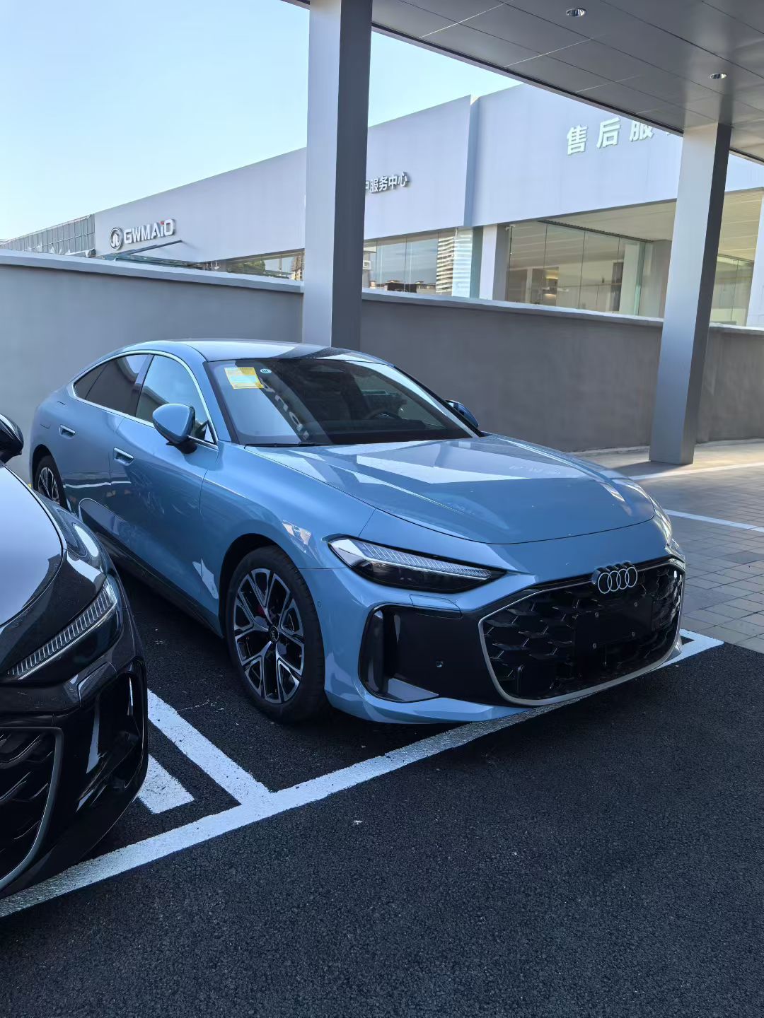 这款奥迪A5LSportback的外观颜色真的是越看越高级，我发现在阳光下是带