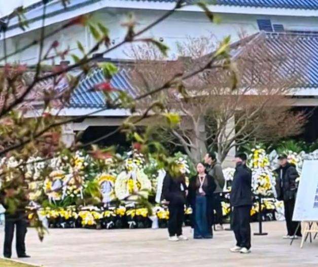 张雪峰的追悼会仪式，去参加的人，起码上万了伟大的人总是伴随着争议，他到底是好