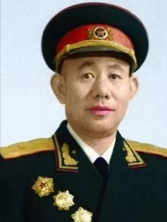 1951年，志愿军师长黄朝天违抗军令，率9000残兵掉头杀向3万美军，13天后李