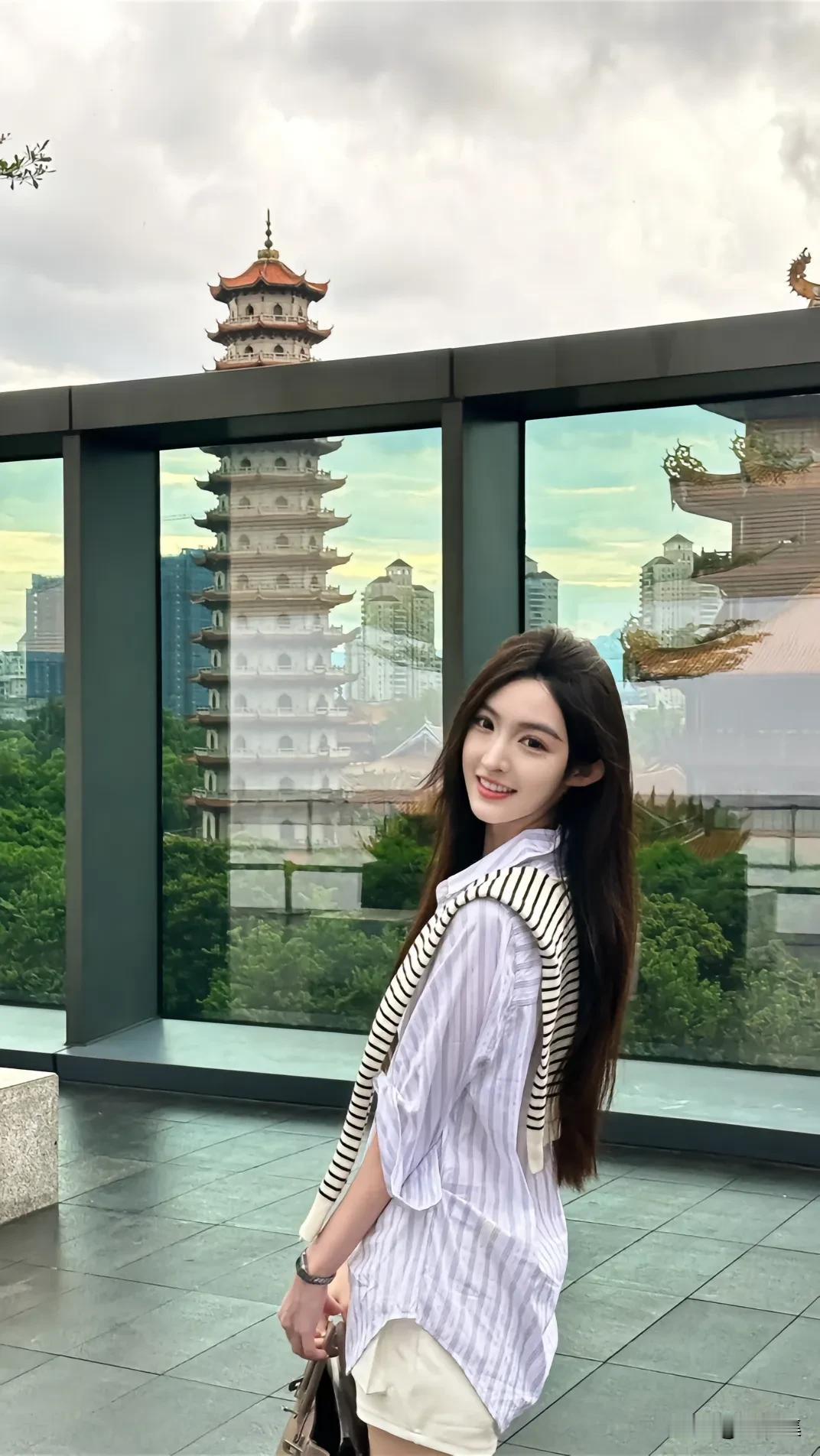楼阁倚云开，美人倚楼回。